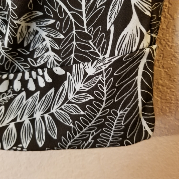 Cato Women's New Black w/ Green Floral Print Sleeveless Top Size Large NWT - Picture 5 of 7